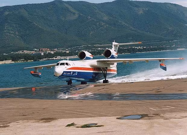 Máy bay được trang bị hai động cơ phản lực Progress D-436TP , cho phép Be-200 đạt tốc độ cực đại 700 km/h, tốc độ hành trình 560 km/h trong khi tốc độ tối thiểu chỉ là 157 km/h. Nguồn ảnh: Flickr.