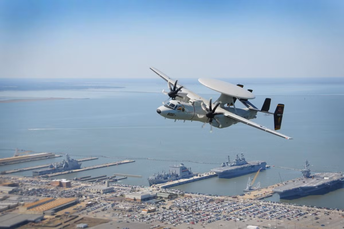 Loại máy bay này có giá lên tới 232 triệu USD mỗi chiếc. Chi phí vận hành của Hawkeye cũng là cực kỳ khủng khiếp khi nó mang trên mình đủ loại trang bị đắt tiền, chưa kể tiền lương "nuôi" kíp vận hành năm người. Nguồn ảnh: BI.