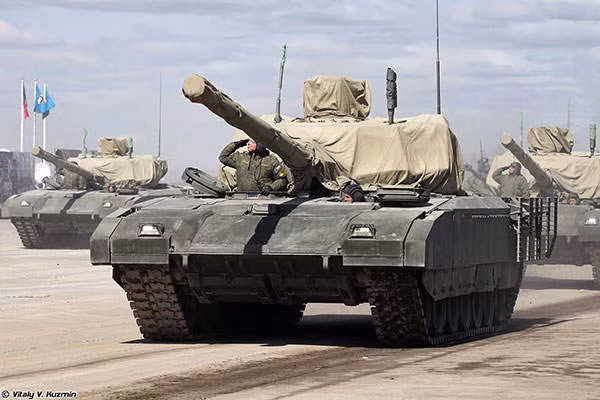 Động cơ của Armata cũng là động cơ sử dụng hệ thống tăng áp với công suất tối đa có thể lên tới 1800 mã lực. Điểm đặc biệt của thiết kế Armata đó là kiểu thiết kế mô-đun, cho phép nó thay thế động cơ trên chiến trường chỉ trong vòng 30 phút. Nguồn ảnh: Vitaly.