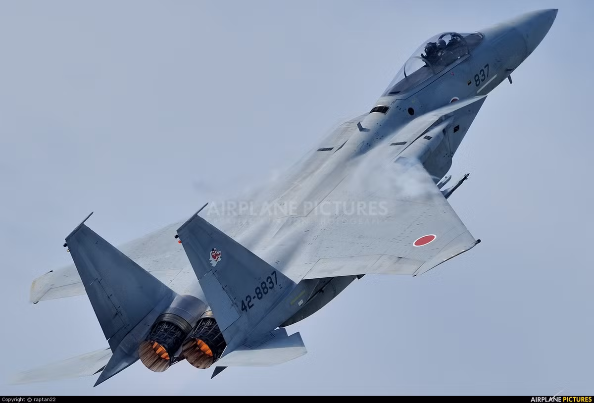 Trong quá trình hoạt động, các tiêm kích F-15J của Nhật cũng liên tục gặp tai nạn. Vụ tai nạn đầu tiên của loại tiêm kích này trong biên chế Lực lượng phòng vệ Nhật Bản là vào năm 1983 và gần đây nhất là vào năm 2011.