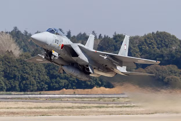 Ngoài ra, so với các tiêm kích F-15 của Mỹ thì F-15 của Nhật cũng được cải tiến hệ thống điện, điện tử, trang bị hệ thống radar mới để tương thích với các loại vũ khí do Nhật sản xuất cũng như phù hợp với cách thức sử dụng của lực lượng Phòng vệ Nhật Bản.