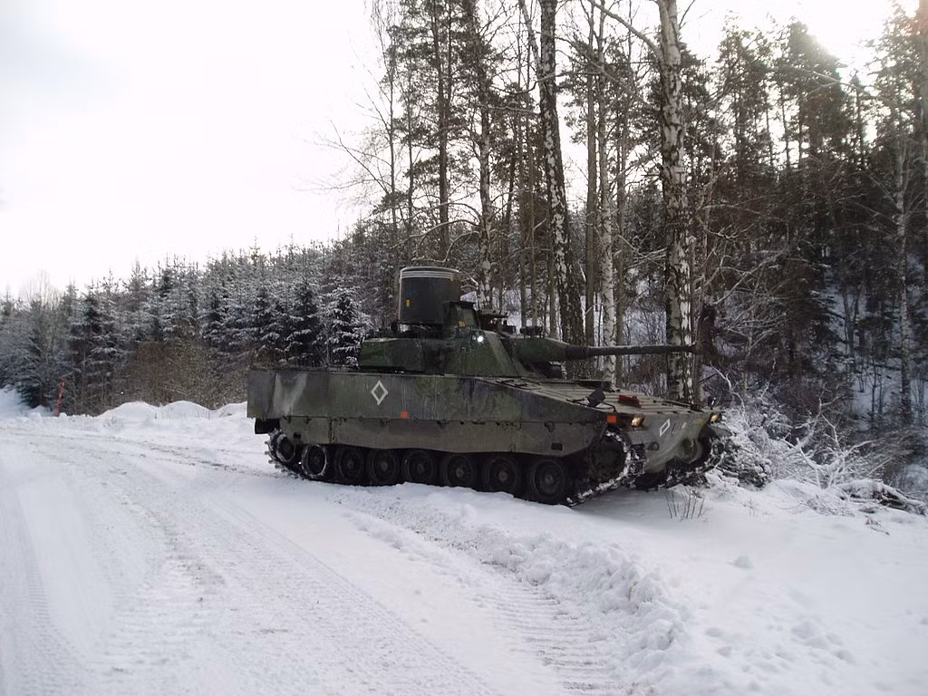 Mỗi một phiên bản của CV90 đều có sự khác biệt nhất định, lớn nhất là ở khả năng sống sót của kíp chiến đấu với các hệ thống phòng vệ chủ động - bị động cùng với hệ thống điện tử được cải biên lại để phù hợp với hoả lực mà nó mang theo. Nguồn ảnh: QQ.