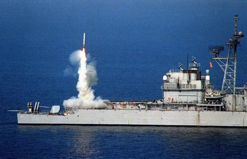 Trong chiến dịch Bão táp Sa mạc, 288 tên lửa Tomahawk đã được phóng vào các mục tiêu quan trọng của quân đội Iraq, góp phần quan trọng trong việc đánh bại sức mạnh quân đội Iraq. Sự xuất hiện của Tomahawk đã mở ra kỷ nguyên tác chiến bằng vũ khí công nghệ cao. Ảnh: Hải quân Mỹ.