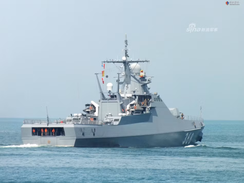 Tầm hoạt động của tàu tối đa lên tới 9000 km hoặc 60 ngày liên tục. Thuỷ thủ đoàn biên chế đủ 80 người bao gồm cả sĩ quan chỉ huy. Nguồn ảnh: Sina.