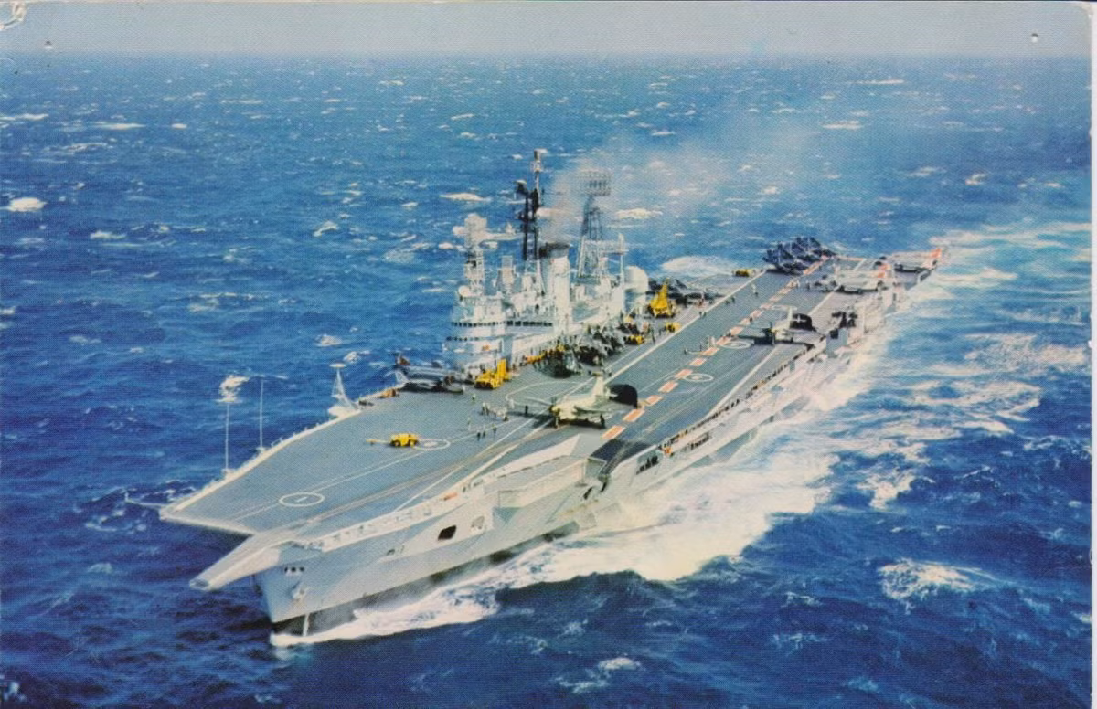 Tháng 11/1970, tàu sân bay Anh HMS Ark Royal đã đâm vào khu trục hạm hộ vệ tên lửa ngoài khơi vùng biển Crete. Bảy thuỷ thủ Liên Xô rơi khỏi boong tàu trong vụ va chạm, hai trong số đó thiệt mạng, hàng không mẫu hạm Anh thủng một lỗ lớn nhưng không có thiệt hại về người. Nguồn ảnh: Warontherocks.