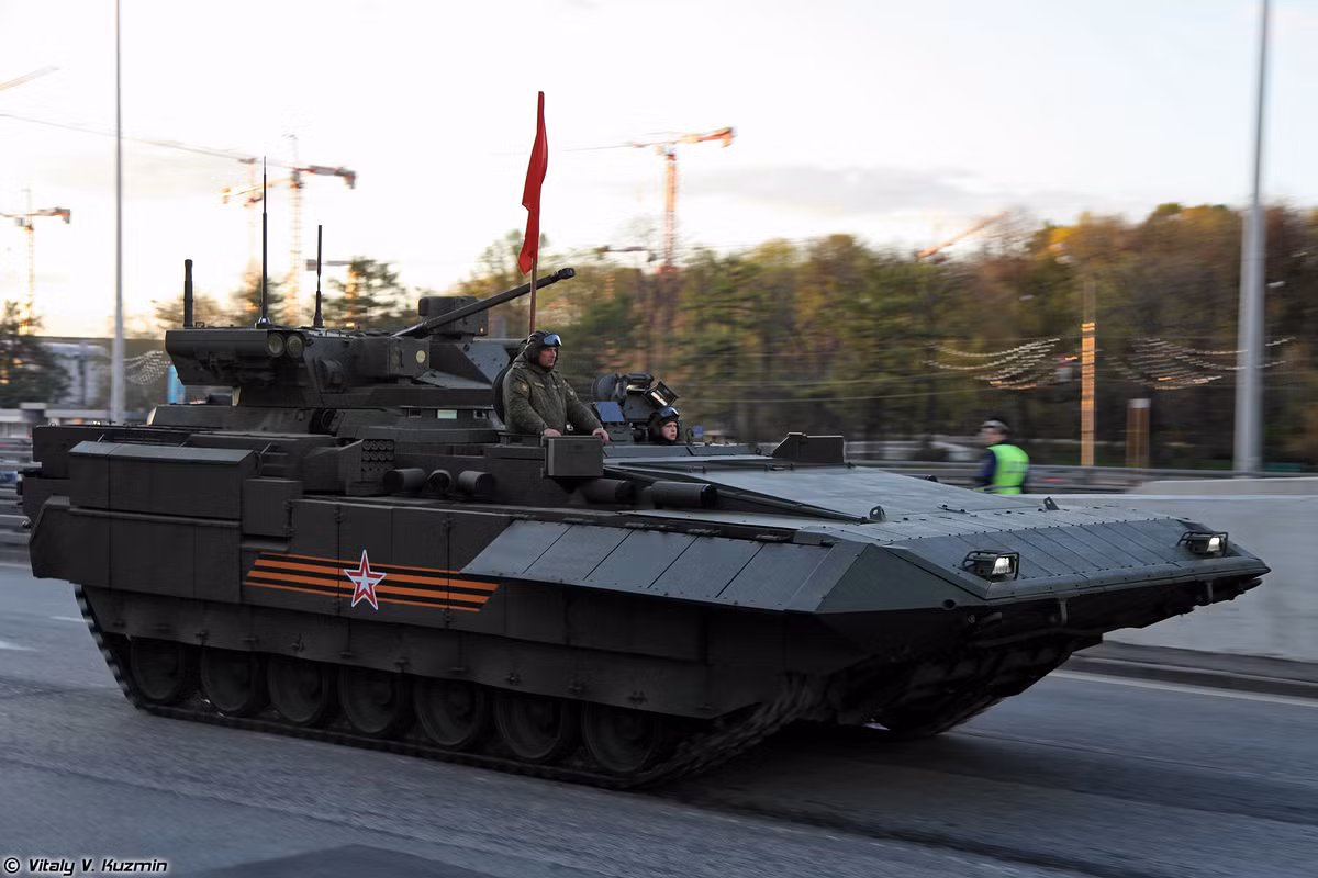 Khác với T-14 Armata, hệ thống động cơ của xe chiến đấu bộ binh T-15 được đặt ở phía trước thay vì ở phía sau. Đây là yếu tố mang tính quyết định vì với khả năng chở quân, T-15 sẽ cần có "cửa hậu" mở được từ phía sau để binh lính ra vào một cách an toàn. Nguồn ảnh: Vitaly.