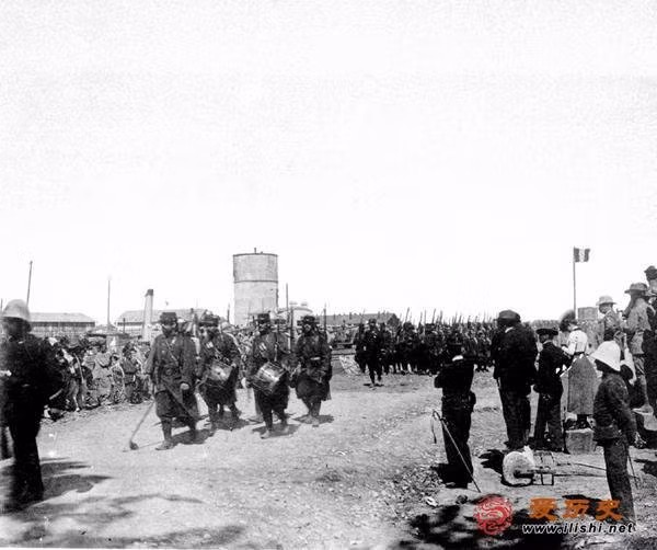 Tới năm 1898, Tân Giới - một trong ba khu vực lớn nhất của Hong Kong dưới sức ép của London cũng buộc phải chuyển nhượng cho Anh trong điều ước "mở rộng địa giới Hong Kong " với thời hạn 99 năm. Mặc dù đảo Hong Kong bị nhượng cho Anh vĩnh viễn, Tân Giới với 90% diện tích đất của Hong Kong mới đóng vai trò quan trọng trong sự phát triển của nền kinh tế này. Nguồn: Baidu.