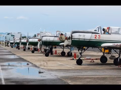Tộng cộng Liên Xô và Nga đã phát triển được 7 bản Yak-52 các loại, trong đó có phiên bản Yak-52B được thiết kế để trở thành cường kích cơ hạng nhẹ, có khả năng mang theo 2 pod pháo phản lực UB-32-57. Nguồn ảnh: Tube.