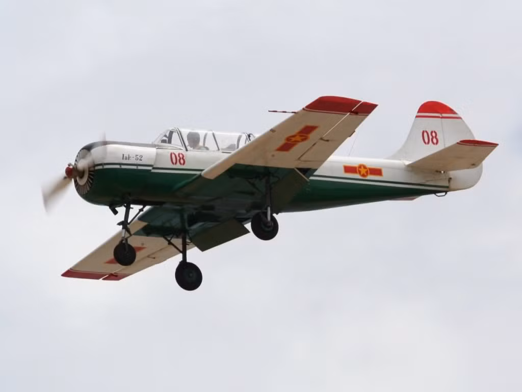 Trong lĩnh vực dân sự, Yak-52 được đánh giá là máy bay nhào lộn tốt nhất hiện nay, nó có thể chịu được gia tốc trọng trường lên tới tối đa 7G - nghĩa là tương đương với gia tốc của một máy bay phản lực khi "ôm cua" ở tốc độ trung bình. Nguồn ảnh: Pinterest.