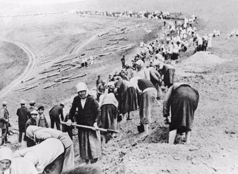 Nông dân được huy động đào chiến hào phòng thủ ở ngoại ô Moscow vào mùa hè năm 1941 - người Liên Xô đã biết thừa đích đến của chiến dịch Barbarossa do người Đức khởi xướng. Nguồn ảnh: Sputnik.