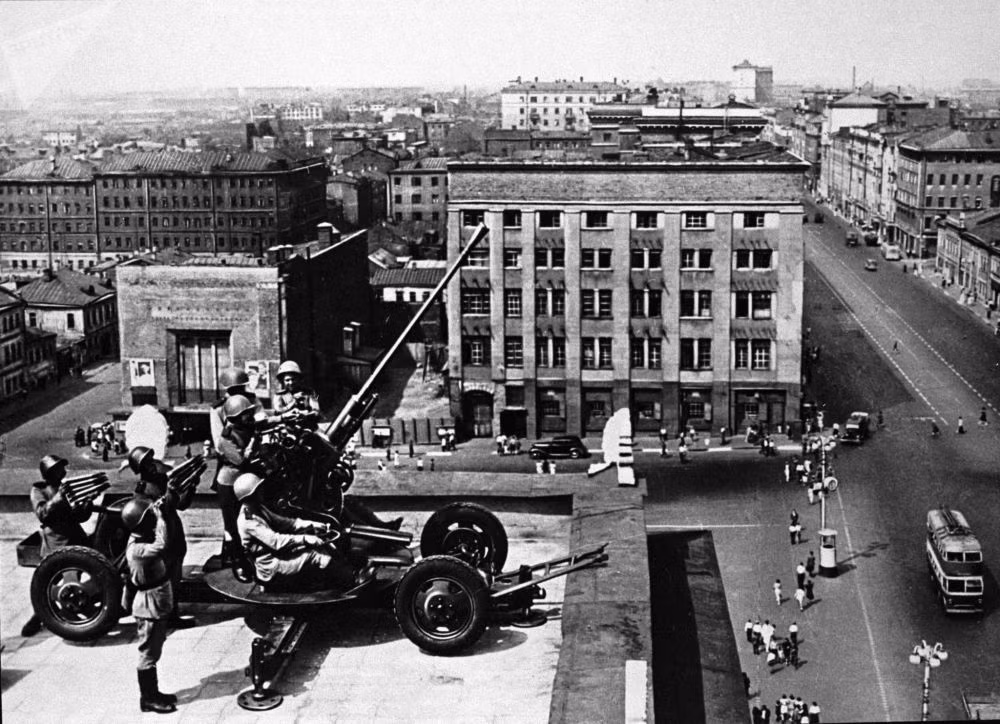 Moscow từng được Đức coi là mục tiêu giá trị nhất trong chiến dịch này nhưng thực tế với người Liên Xô, Moscow chỉ mang giá trị về mặt tinh thần, Liên Xô có nhiều mục tiêu giá trị chiến lược cần phải bảo vệ hơn như các mỏ dầu, các khu nhà máy, công xưởng quy mô lớn - hơn là một thành phố không có gì ngoài... những toà nhà. Nguồn ảnh: Sputnik.