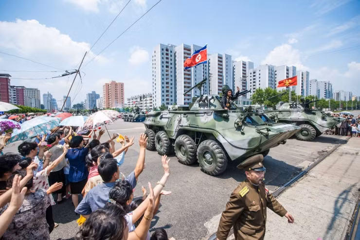 Bản thân Triều Tiên nếu bị lôi vào cuộc chiến có lẽ cũng sẽ không tiến hành chiến tranh tổng lực mà chỉ dừng lại ở mức độ phòng thủ, bảo vệ lãnh thổ biên giới của mình. Suy cho cùng, dù có năng lực nội địa hoá các loại vũ khí của mình nhưng tiềm lực kinh tế vẫn là một điểm yếu chí tử của Bình Nhưỡng. Nguồn ảnh: QQ.