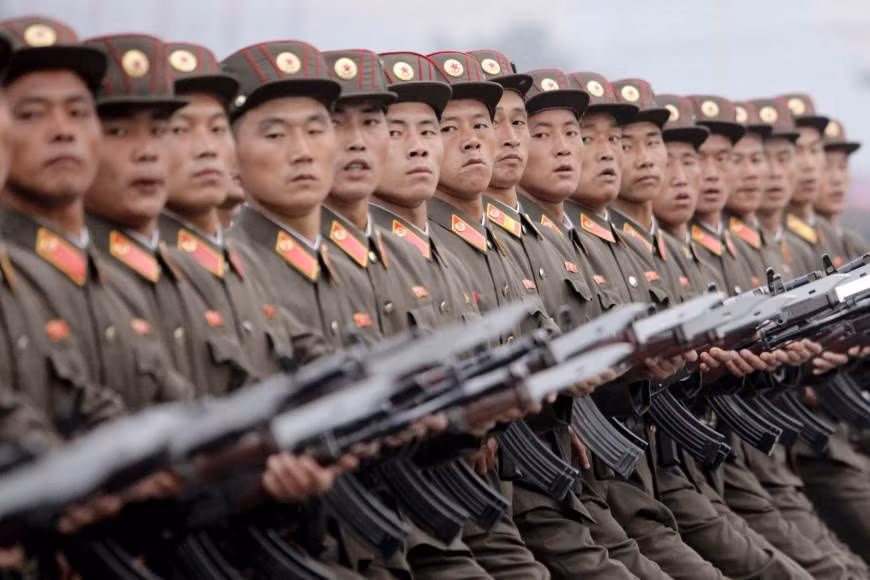 Sự thiện chí của Triều Tiên đã cho thấy một khả năng, đó là có vẻ như Bình Nhưỡng đang muốn thoát khỏi tầm ảnh hưởng của Bắc Kinh, tìm tới Mỹ như một cơ hội để vực dậy nền kinh tế ở quốc gia này. Nếu như có một cuộc xung đột quy mô lớn về mặt quân sự giữa Mỹ và Trung Quốc xảy ra, Bình Nhưỡng sẽ là một quân bài cực kỳ có giá trị với cả hai bên. Nguồn ảnh: QQ.