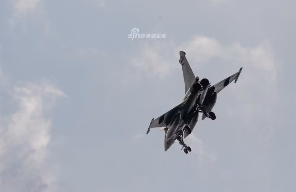 Các máy bay chiến đấu Rafale phiên bản Rafale M được thiết kế để sử dụng riêng với tàu sân bay Charles de Gaulle và bắt đầu gia nhập biên chế từ năm 2001. So với phiên bản Rafale C, Rafale M nặng hơn khoảng 500 kg và là loại tiêm kích duy nhất không phải do Mỹ thiết kế nhưng có khả năng hoạt động tốt trên các tàu sân bay của Mỹ. Nguồn ảnh: Sina.