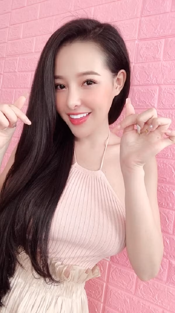 Có thể thấy cô không hề tiếc nuối chuyện tình đã qua và đang mạnh mẽ bước tiếp và tìm đến tình yêu đích thực sắp tới.