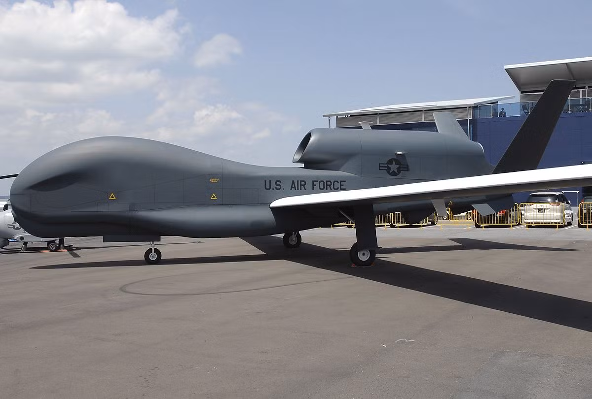 Vấn đề ở đây là, liệu Iran có dám "vuốt râu hùm" khi chuyển xác của chiếc RQ-4 mà nước này vừa bắn hạ cách đây ít ngày cho Moscow hay không và liệu rằng, khi điều đó xảy ra phản ứng của Mỹ sẽ ra sao? Nguồn ảnh: Drive.