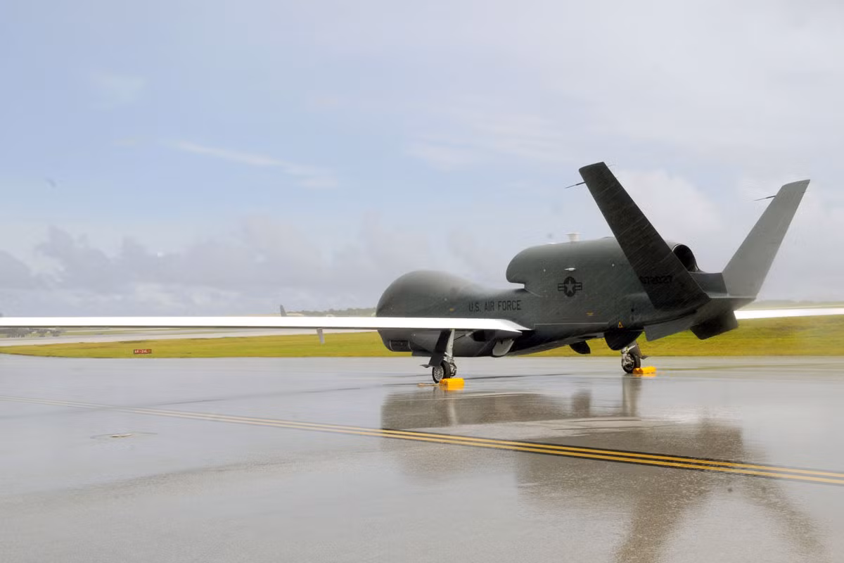 Kết hợp với các thông số kỹ thuật về kích thước của RQ-4, Nga hoàn toàn có thể xây dựng được phương án tác chiến, áp chế và phát hiện loại máy bay này dựa trên hệ thống radar mà nước này có sẵn, đảm bảo hiệu quả phát hiện và tiêu diệt RQ-4 luôn ở mức cao nhất. Nguồn ảnh: Drive.