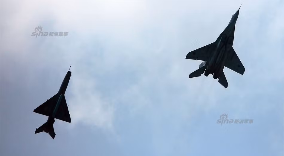 Trong tác chiến hiện đại ngày nay, tiêm kích Chengdu J-7 được coi là kém hiệu quả, không còn đủ khả năng tác chiến đối đầu với các loại máy bay hiện đại sau này. Nguồn ảnh: Sina.