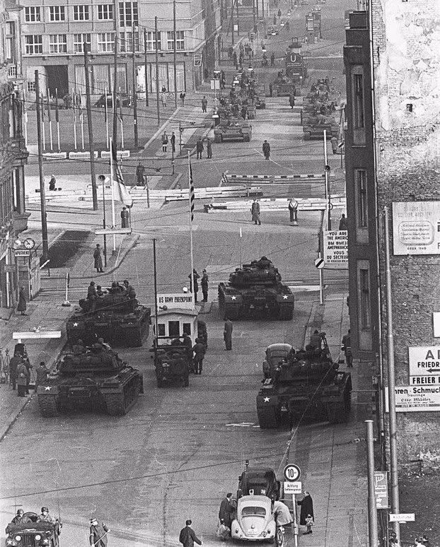 Toàn cảnh con phố Friedrichstraße ở trong lòng Berlin bị chia đôi bởi trạm kiểm soát Charlie. Người dân Đức cần chờ gần nửa thế kỷ - cho tới khi bức tường Berlin xụp đổ mới có thể đi bộ hết con phố này mà không cần trình hộ chiếu. Nguồn ảnh: Thearchive.