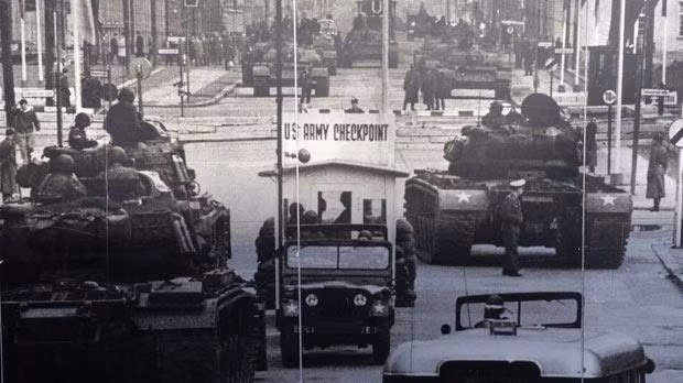 Cuộc căng thẳng kéo dài trong suốt ngày 27/10/1961. Trong khi binh lính hai bên đang hằm hè nhau ở trạm kiểm soát Charlie thì Tổng trưởng lý Mỹ ông Robert F. Kennedy cùng với điệp viên KGB Georgi Bolshakov đã có cuộc thảo luận bí mật với nhau để xoa dịu tình hình. Nguồn ảnh: Thearchive.