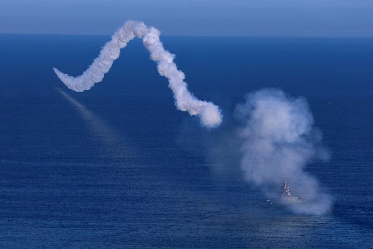 Kỹ thuật phóng tên lửa "lướt biển" hay còn có tên tiếng Anh là Sea Skimming là kỹ thuật được áp dụng cho rất nhiều loại tên lửa chống hạm. Với kiểu phóng này, tên lửa chống hạm sẽ bay ở độ cao cực thấp so với mực nước biển, tránh được việc bị radar hoặc thiết bị hồng ngoại của đối phương phát hiện.