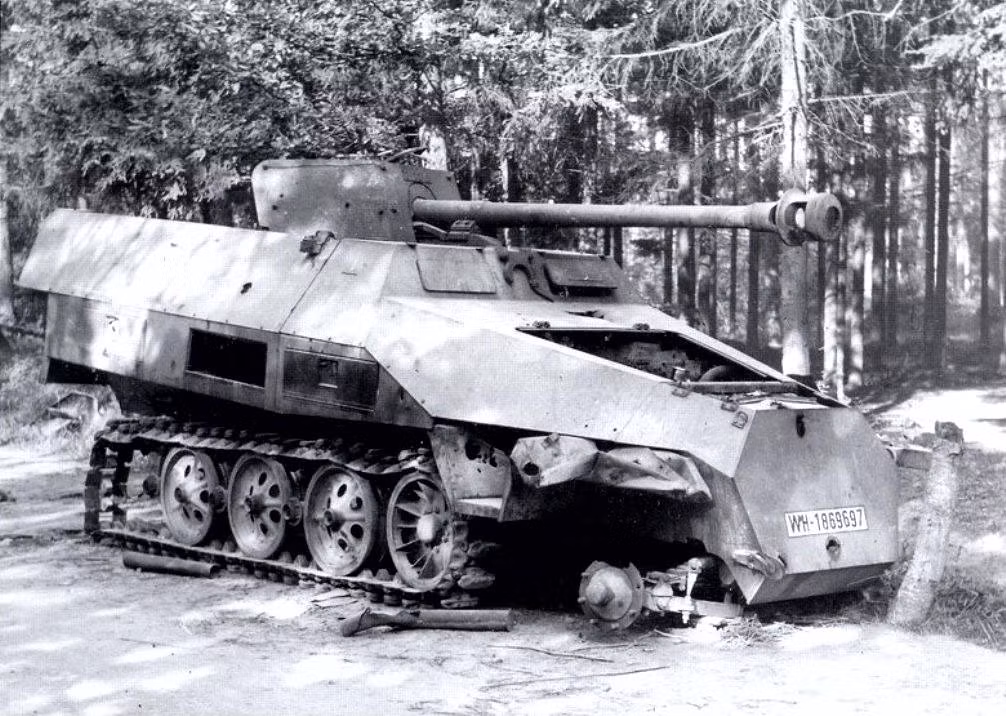 Bắt đầu được sử từ khoảng cuối năm 1943, pháo tự hành Sdkfz 251/22 đã được sản xuất với số lượng khoảng 1200 chiếc. Tuy nhiên đến khi số lượng Sdkfz 251/22 trên chiến trường đủ lớn, khẩu pháo tự hành này lại không được thực hiện đúng nhiệm vụ như chúng vốn có. Nguồn ảnh: Pakwagen.
