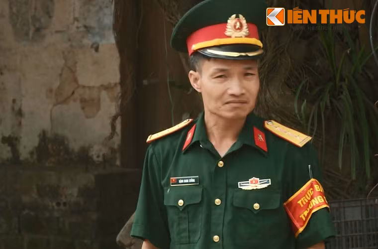 Một chiến sĩ làm nhiệm vụ trực ban, bảo đảm cơ động an toàn. Khi đội hình đi qua gã ba, ngã 4, lực lượng bảo đảm giao thông của Sư đoàn tạm thời dừng các phương tiện ngược chiều.