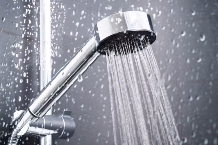 Lý do là nếu bạn tắm nước quá nóng hoặc quá lạnh có thể làm mất đi lớp dầu tự nhiên của da, khiến da khô và ngứa. Ảnh: simplemost.