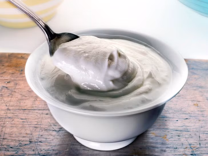 Chuối không chỉ giúp thúc đẩy sự phát triển của tóc mà còn cải thiện độ đàn hồi của tóc để ngăn ngừa hư tổn và gãy tóc. Ảnh: unileverservices.