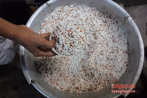Để nấu một nồi bánh đúc đỏ phải mất từ 1 tiếng rưỡi đến 2 tiếng đồng hồ. Ảnh: baonghean.