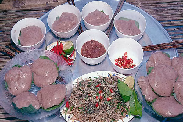 Dù là món ăn bình dân nhưng cách làm bánh đúc đỏ cần khá nhiều công đoạn. Ảnh: xunghe24h.