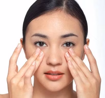 Bài tập 4: Dùng tay ấn nhẹ vào thái dương. Bạn hãy sử dụng ngón trỏ hoặc ngón giữa, ấn nhẹ giữa thái dương, giữ trong 4, 5 giây. Lặp lại động tác này 5 lần. Ảnh: nhanh.