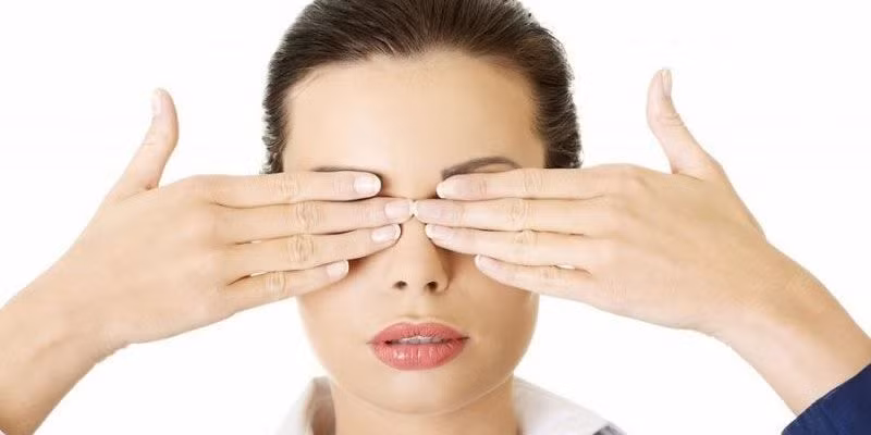 Bạn chỉ cần nhắm chặt mắt trong 3 đến 5 giây, sau đó mở mắt trong 3 đến 5 giây tiếp theo. Lặp lại động tác khoảng 7 đến 8 lần. Ảnh: benhvienmatsaigon.