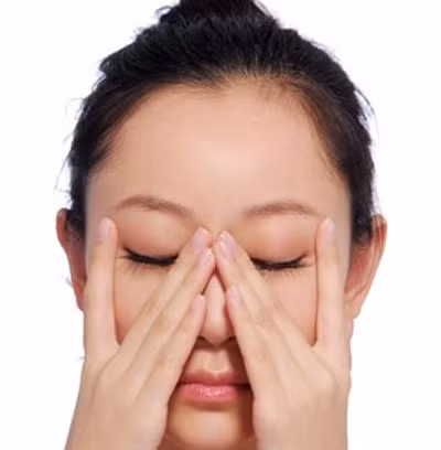 Đây là một bài tập cho mắt tuy khá khó thực hiện nhưng lại rất tốt cho mắt. Ảnh: afamilycdn.