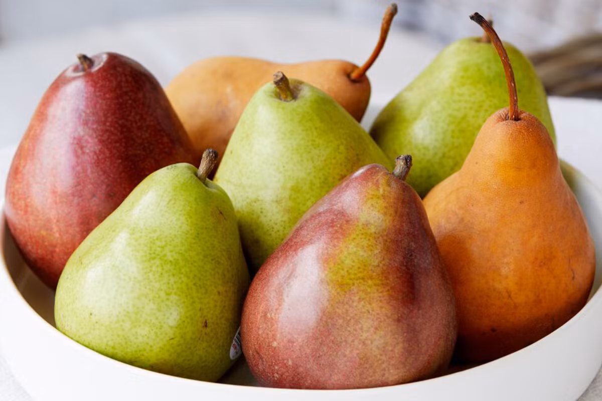 Quả lê rất giàu chất đồng và chứa anthocyanin, được chứng minh là làm giảm sự phát triển ung thư trong các nghiên cứu ống nghiệm. Ảnh: supermarketperimeter.