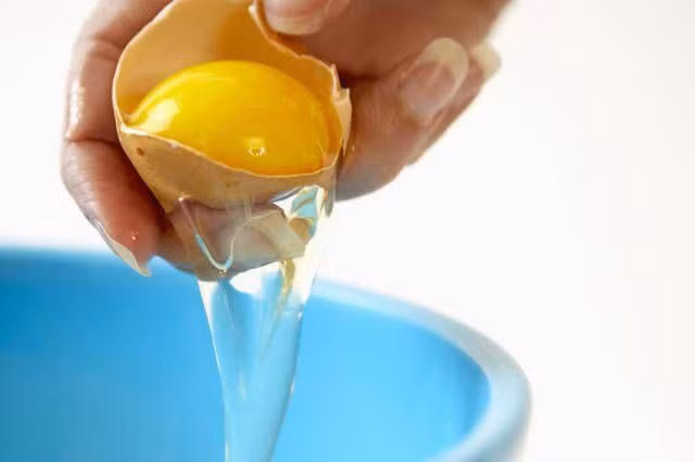 Lòng trắng trứng rất giàu protein, khi kết hợp với sữa chua sẽ giúp thu nhỏ lỗ chân lông để kiểm soát việc sản xuất bã nhờn và do đó khắc phục làn da dầu. Ảnh: pinimg.