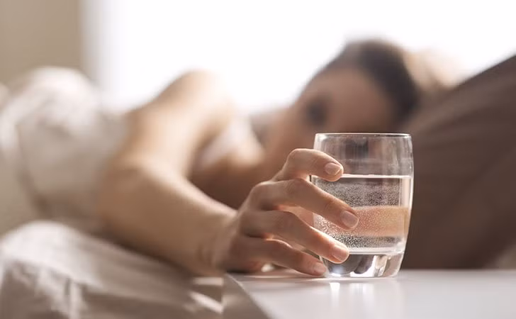 Bạn cũng cần uống nước trước khi tập thể dục để tránh tình trạng mất nước, chống lại tình trạng sốc nhiệt khi trời nóng ẩm và tình trạng tê cóng khi nhiệt độ giảm thấp.