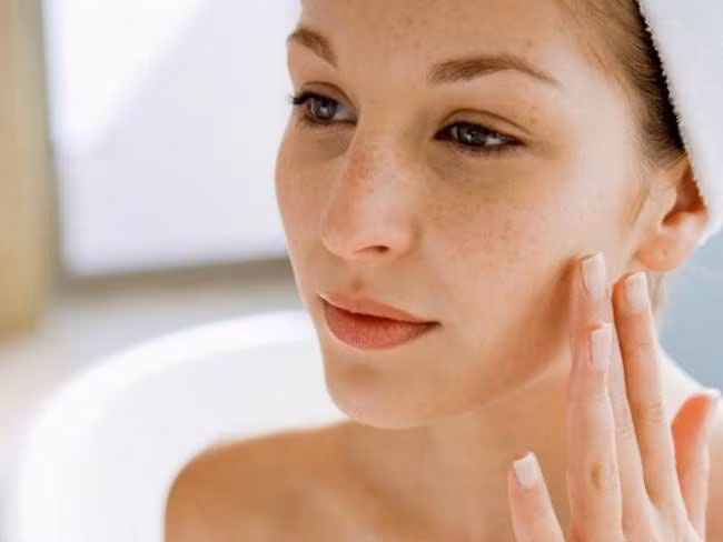 Tẩy tế bào chết thường xuyên là một thói quen chăm sóc da tốt. Tuy nhiên, nếu sở hữu làn da nhạy cảm, bạn nên hạn chế làm việc này. Ảnh: cindytips.