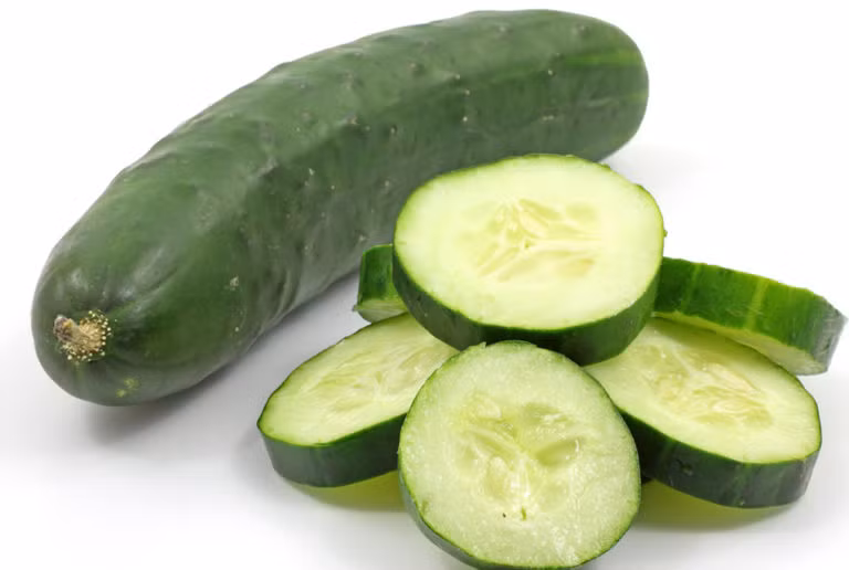 Dưa chuột chứa nhiều vitamin A, C, K, \các khoáng chất cần thiết như phốt pho, magiê, kẽm và sắt giúp nuôi dưỡng da đầu của bạn và giúp tóc dày hơn, bóng mượt hơn. Ảnh: hosstools.