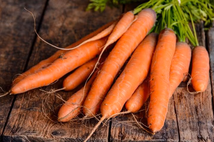 Cà rốt chứa các vitamin thiết yếu như vitamin A, C và B7 có lợi cho tóc, giúp tóc chắc khỏe, dày và bóng mượt. Ảnh: almanac.