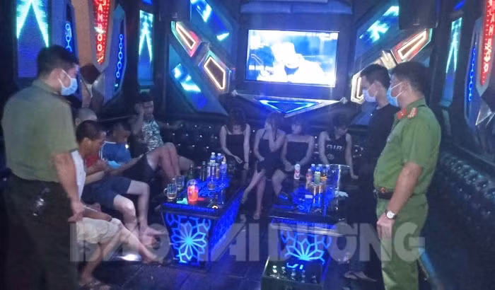 Dự thảo nghị định mới đề xuất mức xử phạt nặng hơn với những hành vi vi phạm trong hoạt động kinh doanh dịch vụ karaoke, vũ trường. Trong ảnh: Công an huyện Cẩm Giàng phát hiện cơ sở kinh doanh dịch vụ karaoke vi phạm quy định phòng chống dịch Covid-19