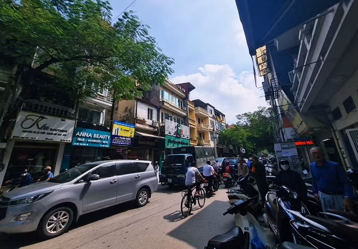 Thậm chí, có những người dân hiếu kỳ di chuyển qua đây, thấy cảnh tượng nhiều người xếp hàng dài chờ mua bánh nên di chuyển chậm cũng khiến đoạn đường Thụy Khuê rơi vào cảnh ùn tắc.