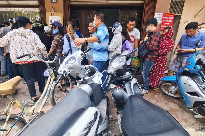 Loại bánh nướng thập cẩm nhân lạp xưởng, lá chanh, hạt sen, hạt dưa (loại nhỏ) bán tại cả hai cơ sở bánh trung thu truyền thống B.P trên phố Thụy Khuê có giá 40.000 đồng, loại to là 50.000 đồng. Bánh nướng thập cẩm nhân lạp xưởng, lá chanh, hạt sen, hạt dưa, dăm bông có giá 60.000 đồng...