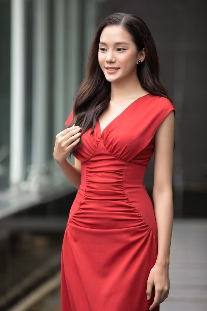 Top 10 Miss World Vietnam 2019 - Nguyễn Thị Bích Thùy xuất hiện rạng rỡ với sắc đỏ nổi bật. Là một trong 30 thí sinh đầu tiên vào bán kết, cô được đánh giá cao khi đã có kinh nghiệm thi đấu và làm người mẫu trước đó.