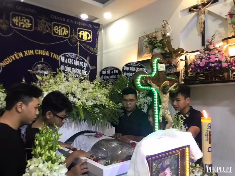 Hoc sinh uong tra sua bi dam chem, nhieu nguoi thuong vong-Hinh-3