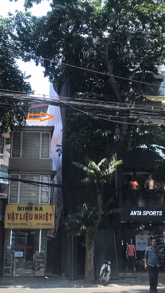 Công trình 154B Hàng Bông (phường Hàng Bông) được thi công lớp ngoài 4 tầng, lớp trong 5 tầng và nhanh chóng hoàn thiện. (Ảnh: Trang Lê).