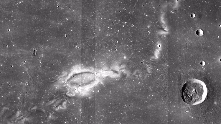 Xoáy ánh sáng với chiếc đuôi dài bí ẩn - (ảnh: NASA).
