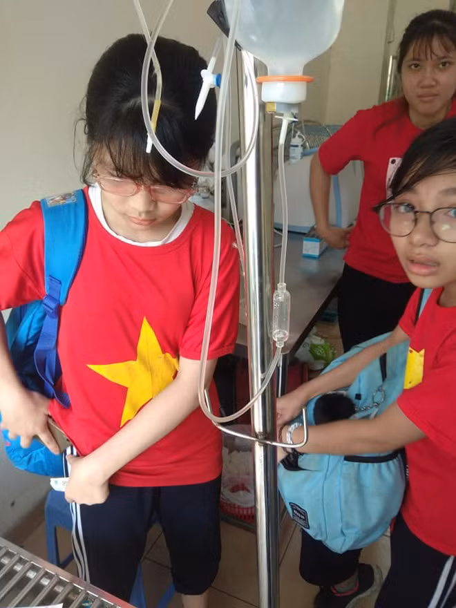 Xuc dong 2 co be lop 7 om chu chuot bi thuong toi phong kham-Hinh-2