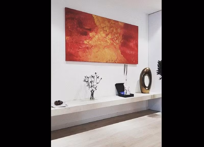 Căn hộ cũng không quá lớn nhưng sở hữu nội thất tiện nghi và khá đắt đỏ. Từ những chiếc đèn chùm màu đỏ ngọt ngào đến bộ sofa phòng khách cũng nói lên phong cách và sự quyến rũ của chủ nhân ngôi nhà.