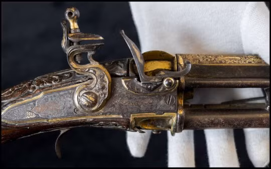 Phần nhiều trong số đó là các đồ vật của Tippu Sultan, con trai của quốc vương Haidar Ali, vương quốc Mysore, miền nam Ấn Độ thời xưa.